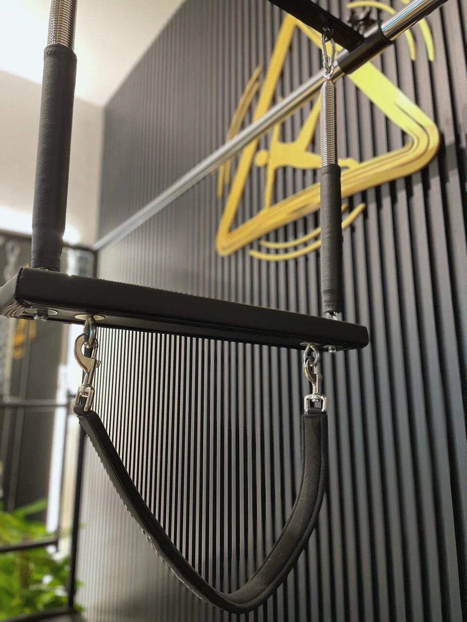 Trapeze table push-through bar