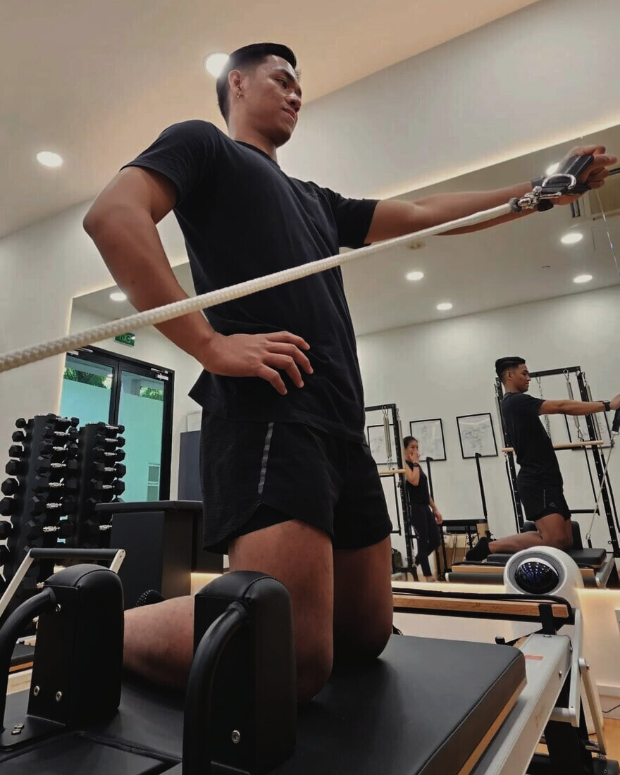 Reformer arm work in a tall-kneeling position