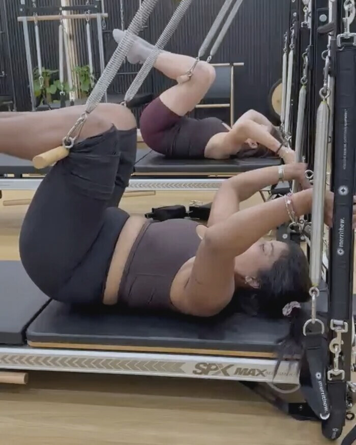 Two clients training side by side on the reformers