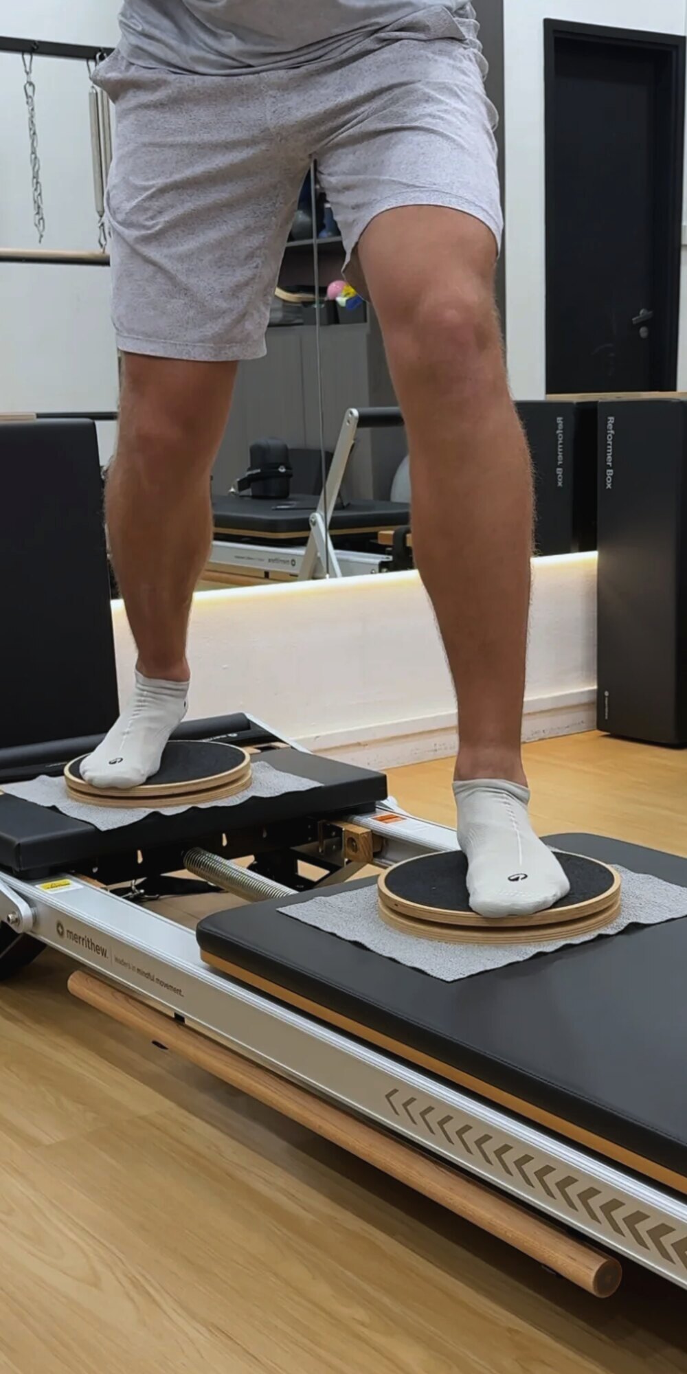 Split-stance rotation work on the reformer